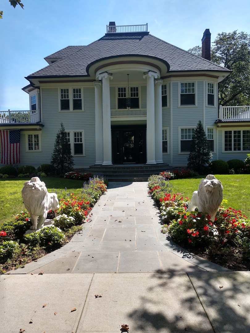 Freshly soft-washed Long Island home with clean walkway, Nassau County NY